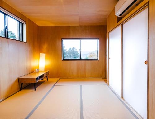 a room with a bench and a window at SEN.RETREAT TAKAHARA in Tanabe