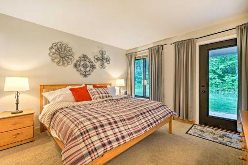 1 dormitorio con cama y ventana grande en Family-Friendly Stratton Gem Close to Slopes! en Stratton