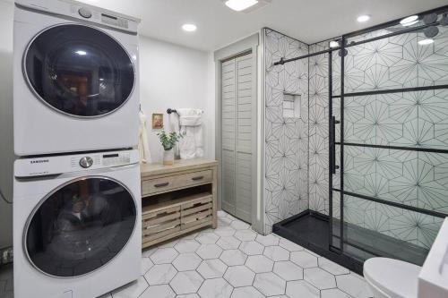 una lavatrice in un bagno con doccia di Casa Las Nubes NEW! Whatcom Lakefront Cabin/HotTub a Bellingham