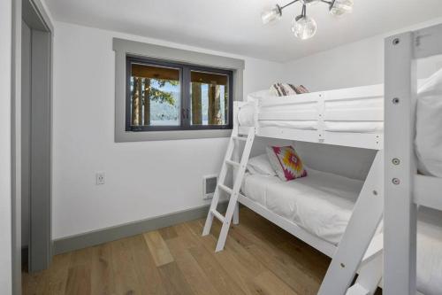 una camera con un letto a castello e una scala di Casa Las Nubes NEW! Whatcom Lakefront Cabin/HotTub a Bellingham