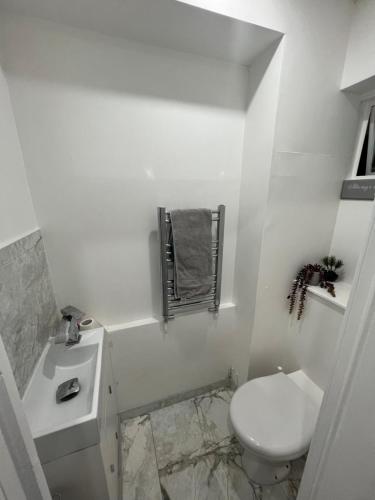 Penthouse Style Luxury 2 Bedroom House has Hot-Tub, extra fees apply photo 29