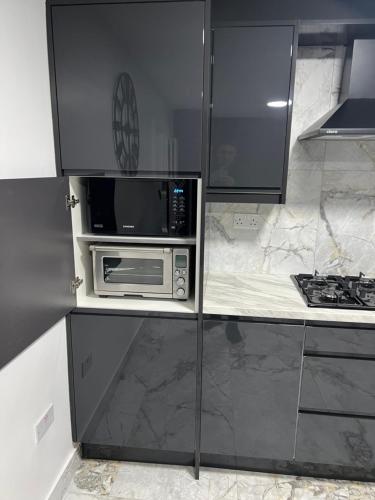 Penthouse Style Luxury 2 Bedroom House has Hot-Tub, extra fees apply photo 27