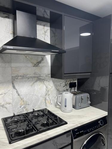 a kitchen with a stove top oven in a kitchen at Penthouse Style Luxury 2 Bedroom House has Hot-Tub, extra fees apply in Birmingham