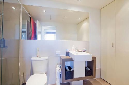 Un baño con un inodoro blanco y un lavabo. en Resort Penthouse 301, en Torquay