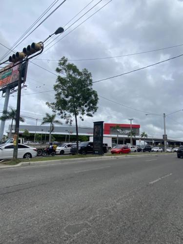 an empty street with cars parked in front of a store at Acogedor apartamento 2 hab Distrito nacional, próximo agora mall in Santo Domingo