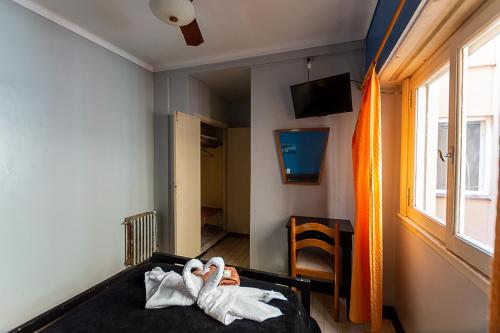 a room with two babies laying on a bed at Hotel Vial Center in Mar del Plata