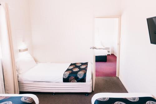 Ένα ή περισσότερα κρεβάτια σε δωμάτιο στο Motel Poinsettia
