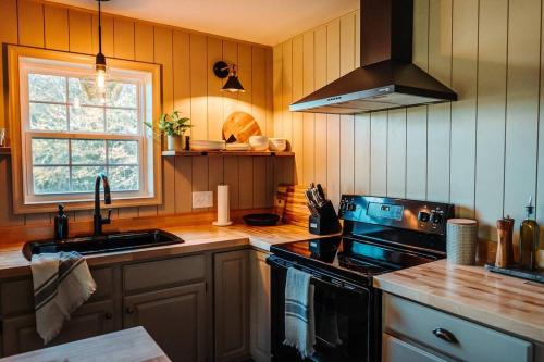 Cucina o angolo cottura di Creekside Cottage