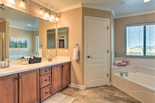 y baño con bañera, lavamanos y bañera. en Modern Tucson Home with Patio and Saltwater Pool!, en Avra