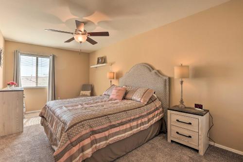 1 dormitorio con 1 cama y ventilador de techo en Modern Tucson Home with Patio and Saltwater Pool!, en Avra