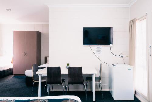 Μια τηλεόραση ή/και κέντρο ψυχαγωγίας στο Motel Poinsettia