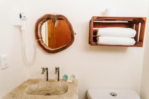 uma casa de banho com um lavatório e um espelho em Ahava Hotel em Playa del Carmen