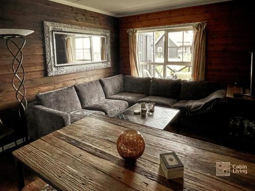 ein Wohnzimmer mit einem Sofa und einem Tisch in der Unterkunft Nice apartment with Sauna and ski in out Trysil in Trysil