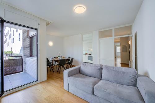 uma sala de estar com um sofá e uma grande janela em Casa Al Molo - Happy Rentals em Locarno
