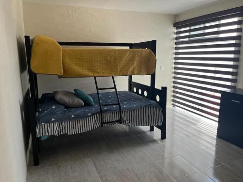 Ein Etagenbett oder Etagenbetten in einem Zimmer der Unterkunft Casa de lujo para 11 personas, con alberca céntrica, estacionamiento , pet friendly CASA LEYRE