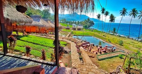 Blick auf das Meer aus dem Fenster eines Resorts in der Unterkunft NGGELA Beach Bungalows in Basa