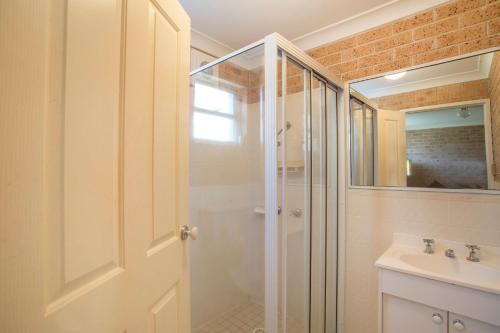 莫里莫科的住宿－Magnificent Outlook，带淋浴和盥洗盆的浴室