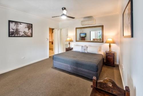 Tempat tidur dalam kamar di Poinciana Lodge - 3 bedroom - on Hamilton Island by HIHA