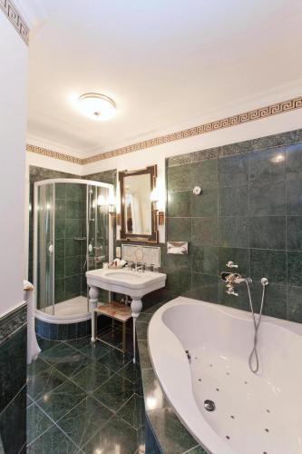 Bilik mandi di Hotel Belle Epoque