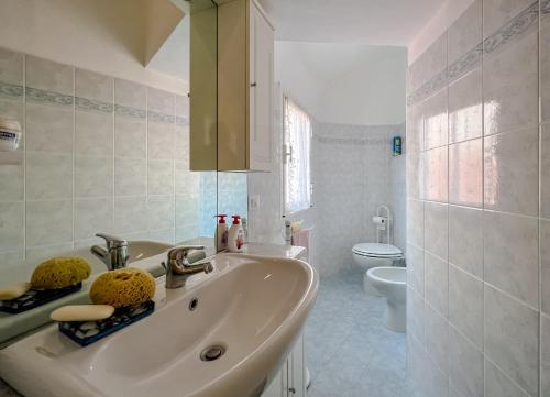 Kúpeľňa v ubytovaní Splendido appartamento con vista mare su piazza Dante