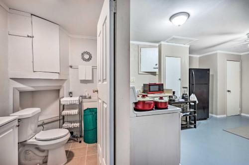 La salle de bains blanche est pourvue de toilettes et d'un réfrigérateur. dans l'établissement Cozy Port Richey Studio about 4 Mi to Beaches!, à Port Richey