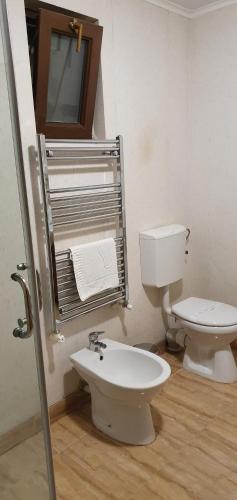 łazienka z toaletą i umywalką w obiekcie Hanu lu Mos Opinca w mieście Deva