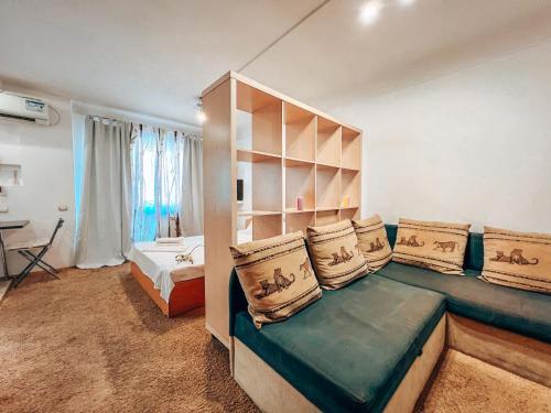 een kamer met een bed met kussens erop bij Apartment in the center of Kyiv in Kiev