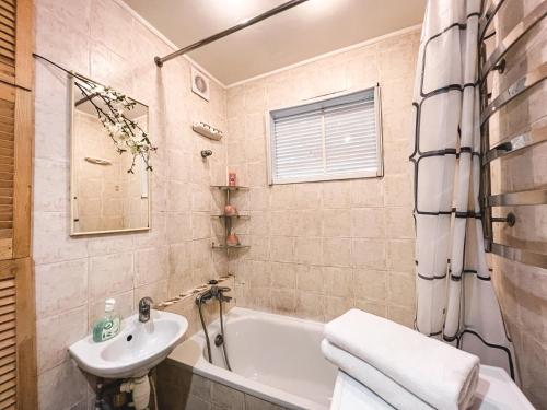 een badkamer met een wastafel, een bad en een toilet bij Apartment in the center of Kyiv in Kiev