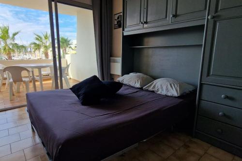 1 dormitorio con 2 almohadas en Studio 4 People - Christmas Market - Port - Beach en Le Barcarès