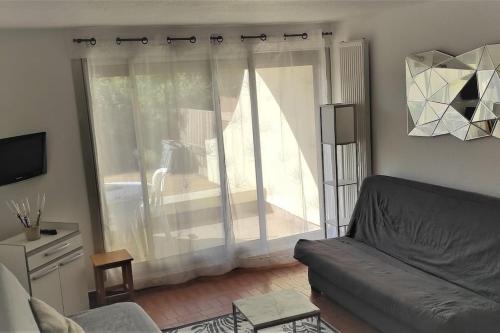 CONFORTABLE APPARTEMENT GRANDE TERRASSE PISCINE PARKING CLIM