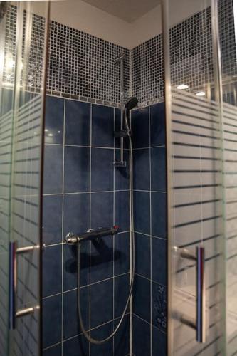 La salle de bains est pourvue de carrelage bleu et d'une douche avec un tuyau. dans l'établissement Studio 4 People - Christmas Market - Port - Beach, au Barcarès