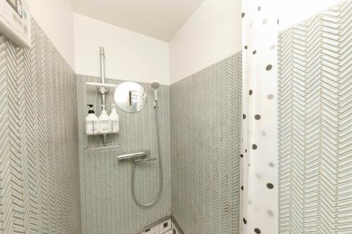 W łazience znajduje się prysznic. w obiekcie Gamadas BLD w Tokio