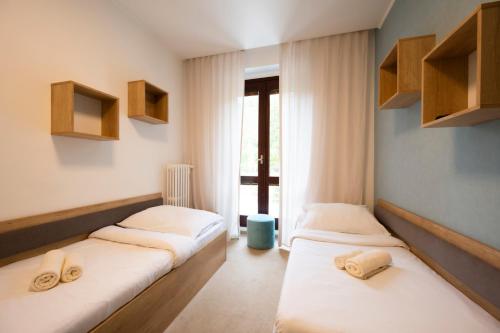 Hotel DSZSU في ترينتشياسكي تيبليسي: سريرين في غرفة مع نافذة