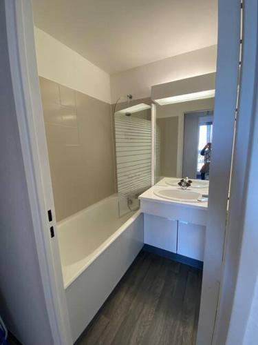 une salle de bain avec un lavabo et un miroir dans l'établissement Les Fregates - Appart 4 pers proche plage et piscine, à Saint-Cyprien