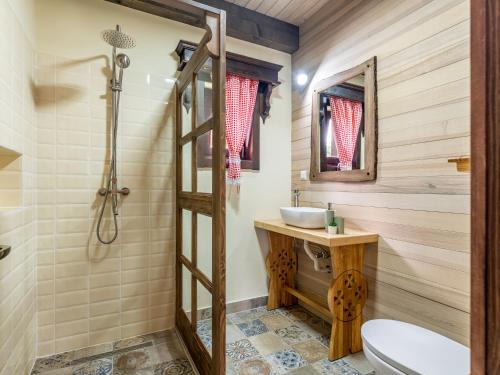 uma casa de banho com um chuveiro, um lavatório e um WC. em King’s Rock Guesthouse em Zărneşti