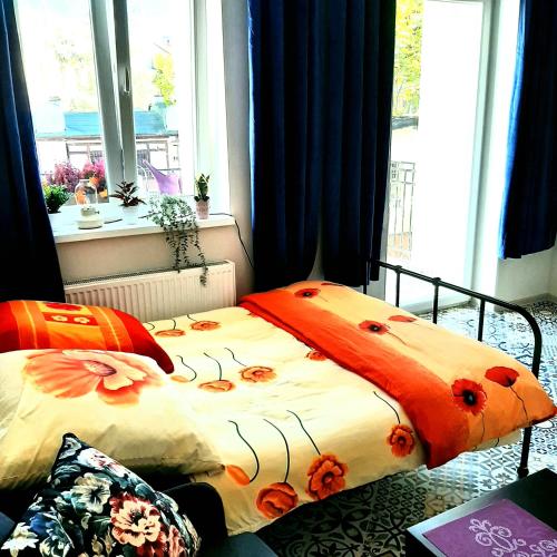 a bedroom with two beds with flowers on them at Apartament u Olechny 3 in Bydgoszcz