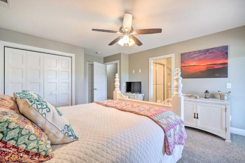 una camera con letto e ventilatore a soffitto di Spring City Home Lakefront Boating Getaway! a Spring City