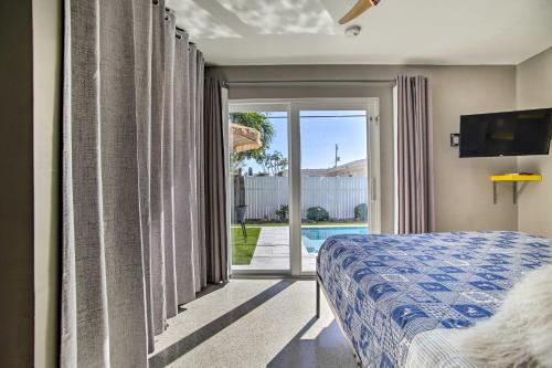 um quarto com uma cama e uma porta de vidro deslizante em Chic and Cozy Deerfield Beach Studio with Pool em Deerfield Beach