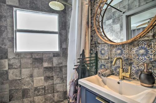 uma casa de banho com um lavatório e um espelho em Chic and Cozy Deerfield Beach Studio with Pool em Deerfield Beach