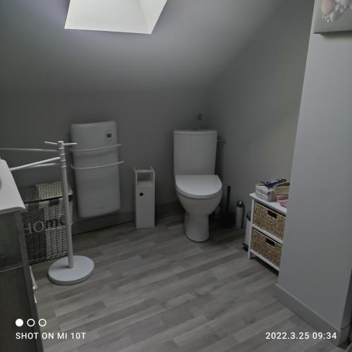 La salle de bains est pourvue de toilettes et d'un lavabo. dans l'établissement Maison Normande, à Beuzeville