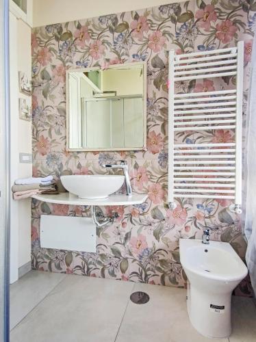 a bathroom with a sink and a mirror at Le Pendici Casa Vacanze in Boscotrecase