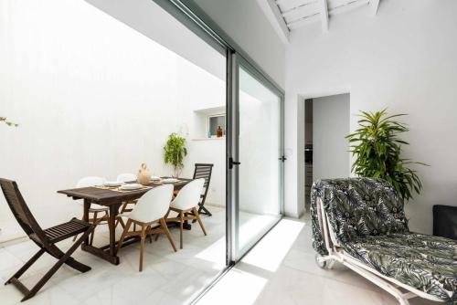 comedor con mesa y sillas en El Erizo Apartamentos, en Tarifa