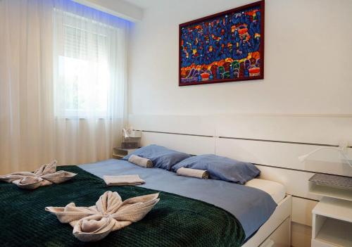 - une chambre avec un lit et 2 serviettes dans l'établissement Alpok-Spirit Apartment – Velem, à Velem
