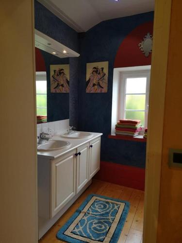 une salle de bain avec deux lavabos et un miroir dans l'établissement GITE CHAUVRY 6 lits, à Chauvry