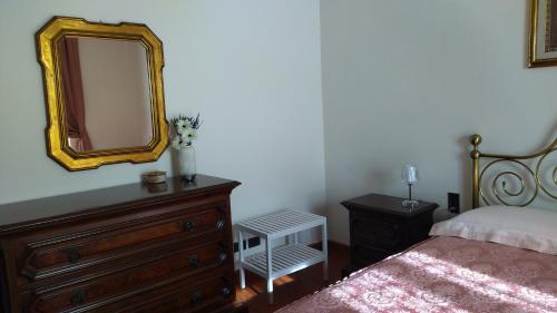 クアッラータにあるIl Gelsominoのベッドルーム1室(ベッド1台、ドレッサー、鏡付)