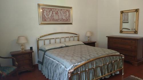 クアッラータにあるIl Gelsominoのベッドルーム1室(ベッド1台、ドレッサー2台、鏡付)