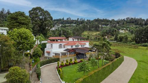an aerial view of a house at Sterling Kodai Lake in Kodaikānāl