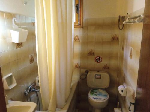Un baño de Vassilis Apartments