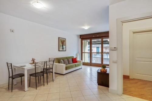 sala de estar con mesa y sofá en Il Broletto Apartment - Affitti Brevi Italia, en Lecco