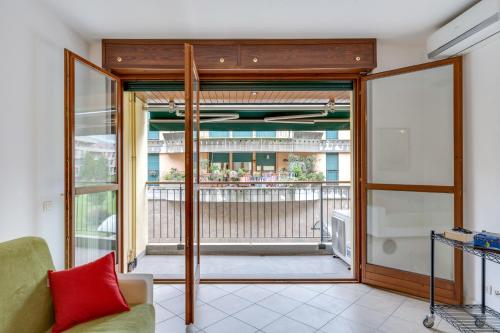 sala de estar con una puerta corredera de cristal que da a un balcón en Il Broletto Apartment - Affitti Brevi Italia, en Lecco